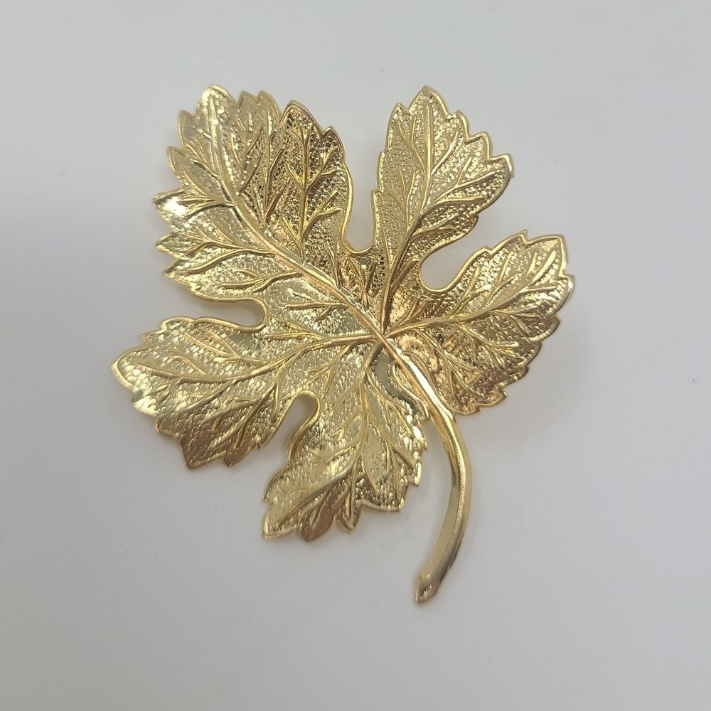 Vintage gold tone leaf broochโ pin jewelry fall old money earthy